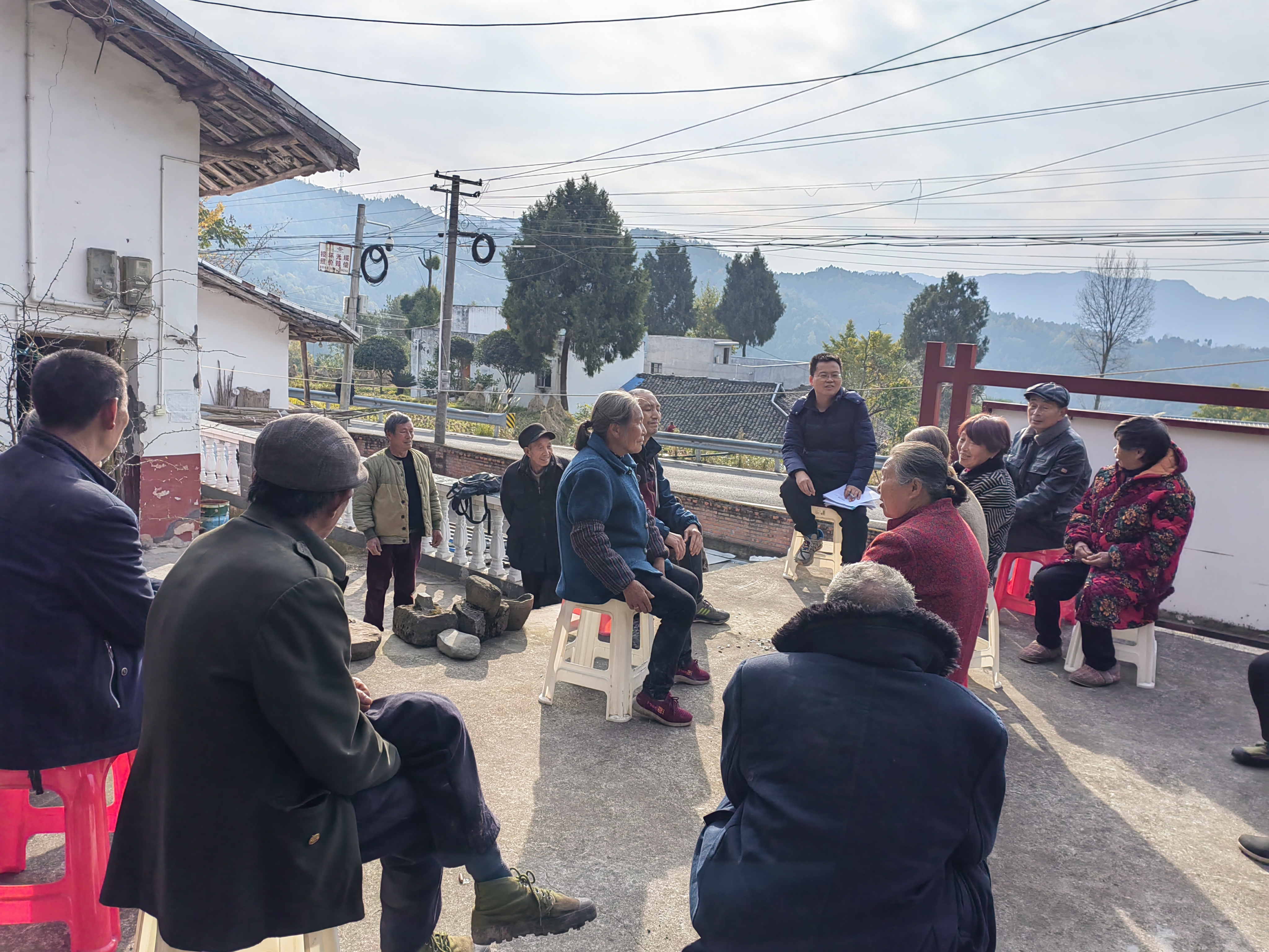 李杰超（中間）組織召開壩壩會，宣講政策，傾聽群眾意見建議_看圖王